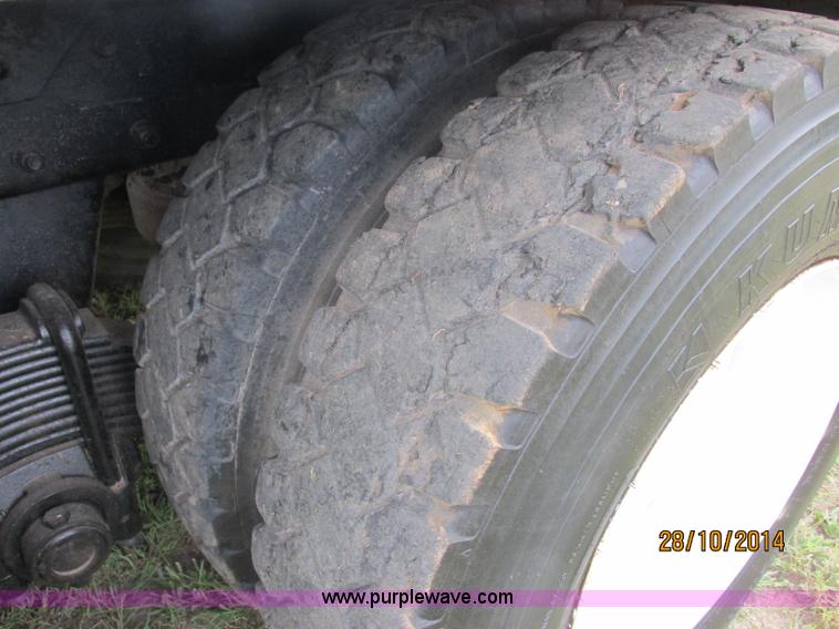 image for item J2468 1981 Mack R686ST semi truck