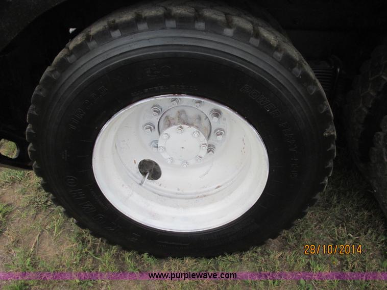 image for item J2468 1981 Mack R686ST semi truck