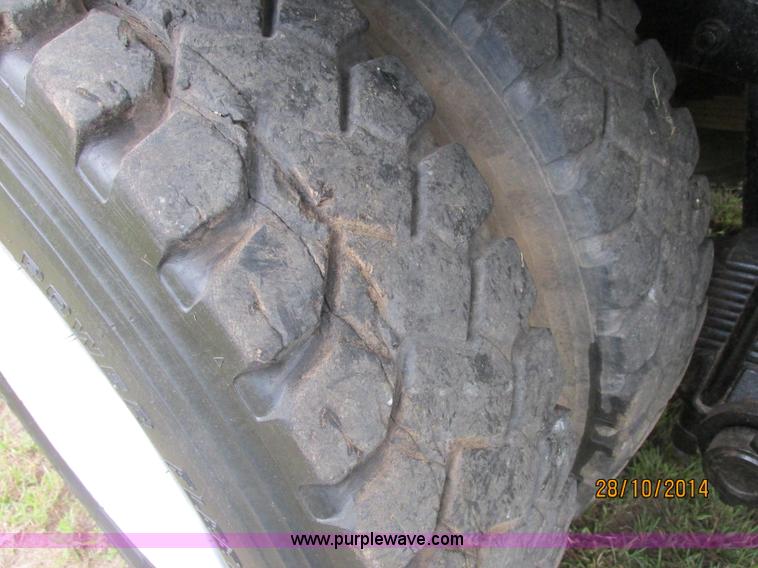 image for item J2468 1981 Mack R686ST semi truck