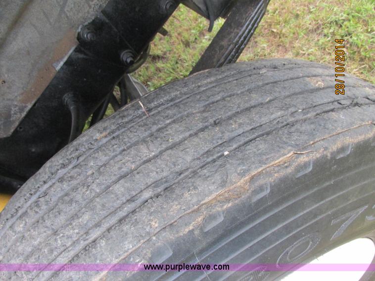 image for item J2468 1981 Mack R686ST semi truck