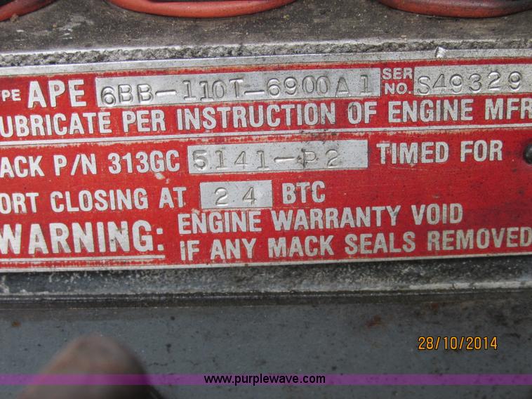 image for item J2468 1981 Mack R686ST semi truck