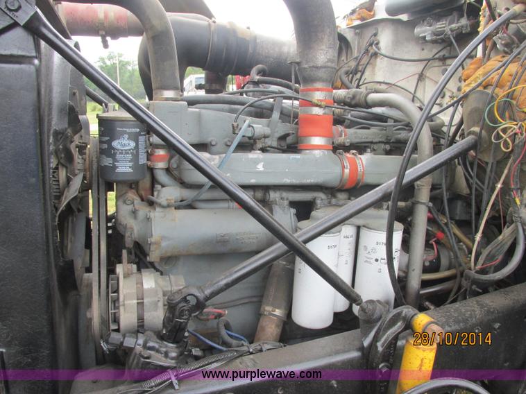 image for item J2468 1981 Mack R686ST semi truck