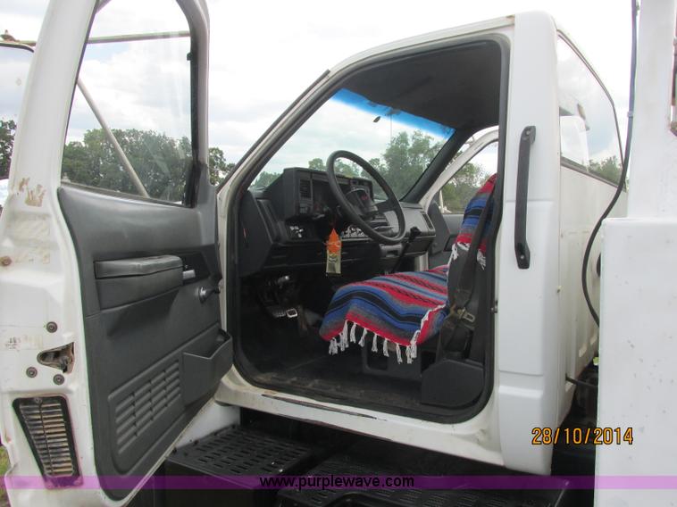 image for item J2469 2002 GMC C6500 service truck