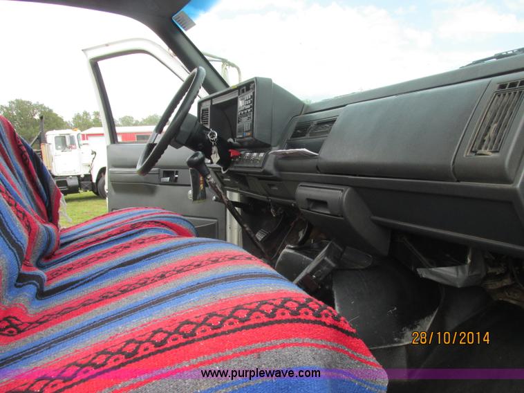 image for item J2469 2002 GMC C6500 service truck