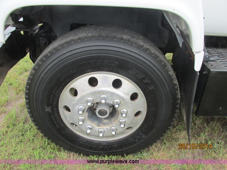 image for item J2469 2002 GMC C6500 service truck