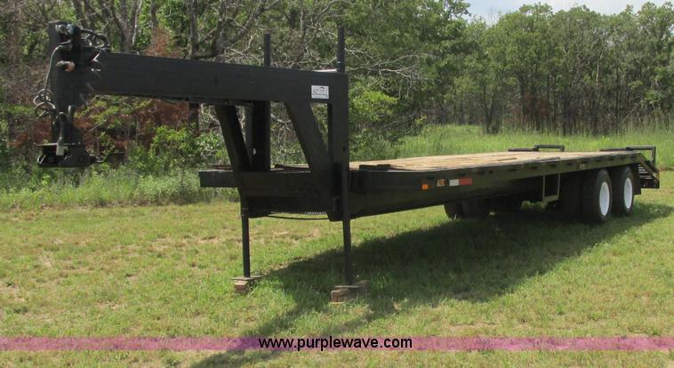 image for item J2473 1981 Triangle gooseneck trailer