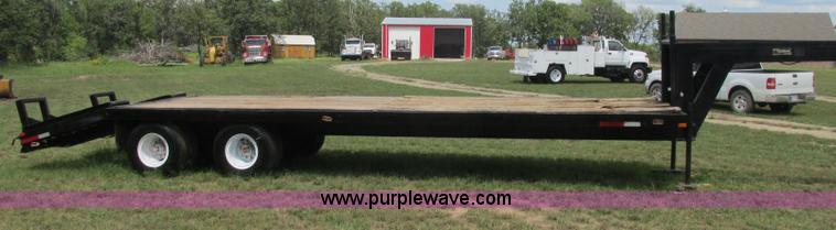 image for item J2473 1981 Triangle gooseneck trailer