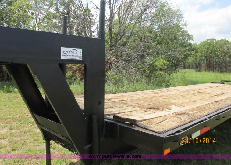 image for item J2473 1981 Triangle gooseneck trailer