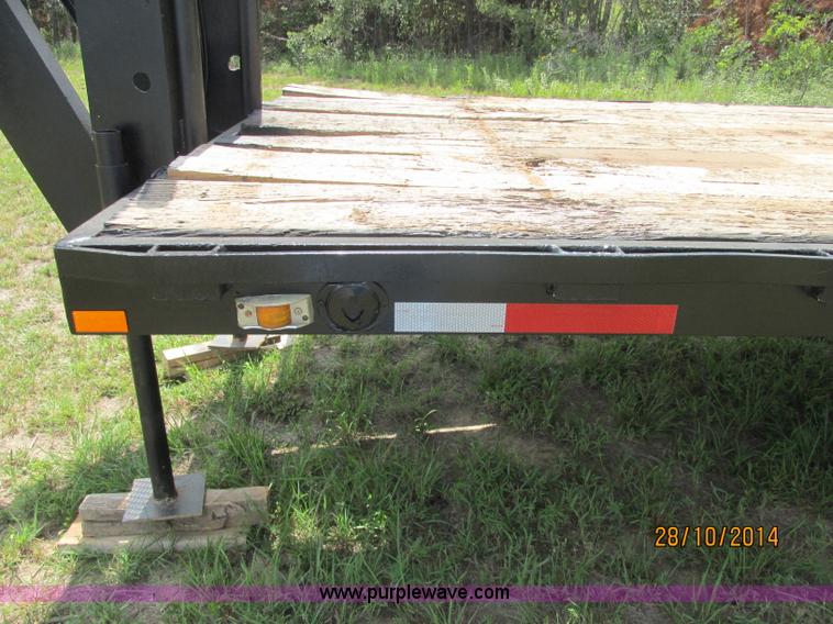 image for item J2473 1981 Triangle gooseneck trailer