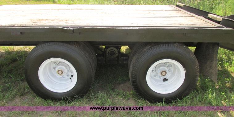 image for item J2473 1981 Triangle gooseneck trailer