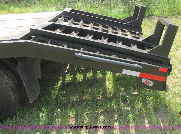 image for item J2473 1981 Triangle gooseneck trailer