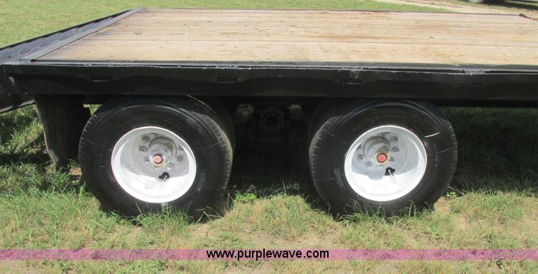 image for item J2473 1981 Triangle gooseneck trailer