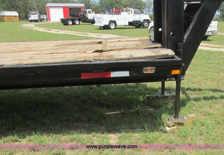 image for item J2473 1981 Triangle gooseneck trailer