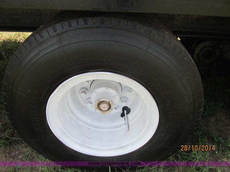 image for item J2473 1981 Triangle gooseneck trailer