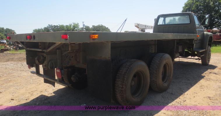 image for item B4742 1989 Ford F800 flatbed truck