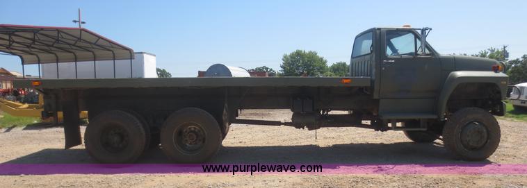 image for item B4742 1989 Ford F800 flatbed truck