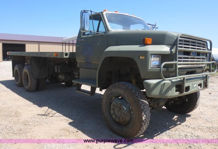 image for item B4742 1989 Ford F800 flatbed truck