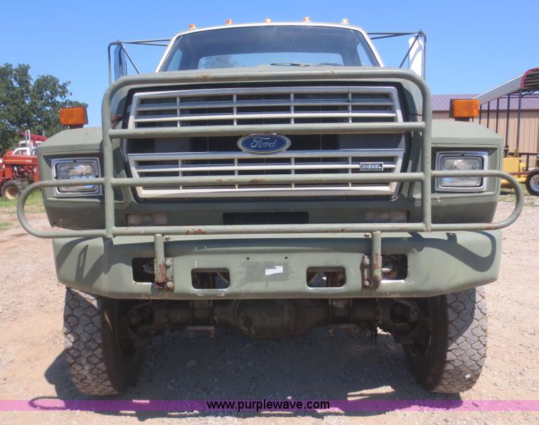 image for item B4742 1989 Ford F800 flatbed truck