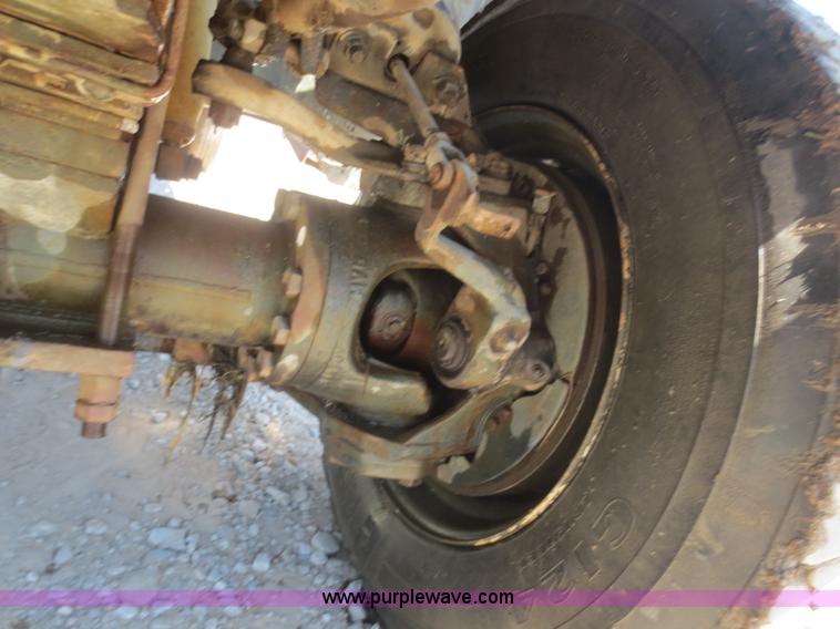 image for item B4742 1989 Ford F800 flatbed truck