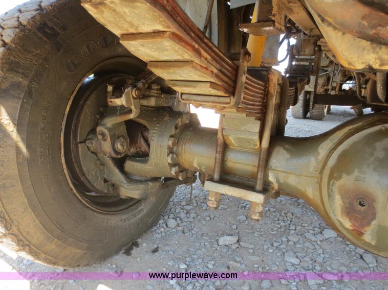 image for item B4742 1989 Ford F800 flatbed truck