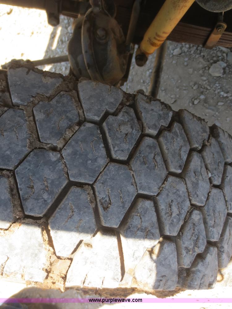 image for item B4742 1989 Ford F800 flatbed truck