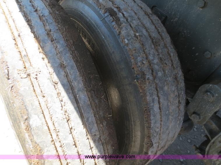 image for item B4742 1989 Ford F800 flatbed truck