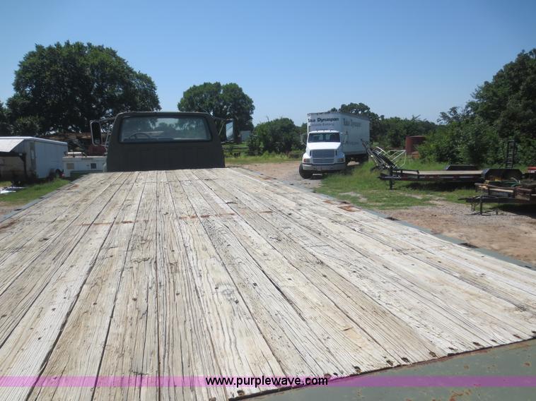 image for item B4742 1989 Ford F800 flatbed truck