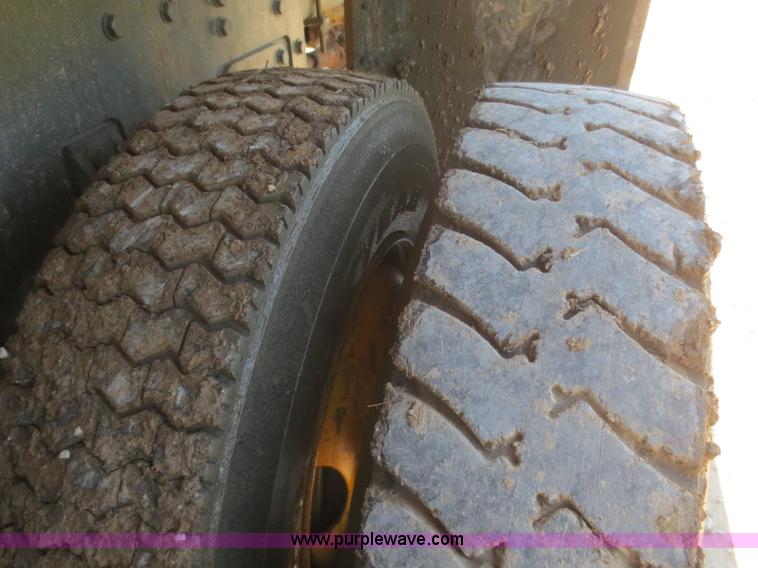 image for item B4742 1989 Ford F800 flatbed truck