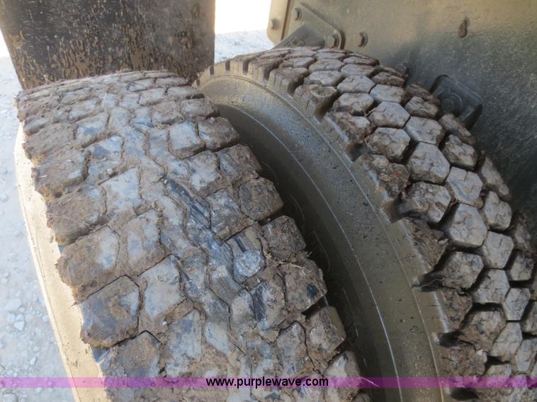 image for item B4742 1989 Ford F800 flatbed truck