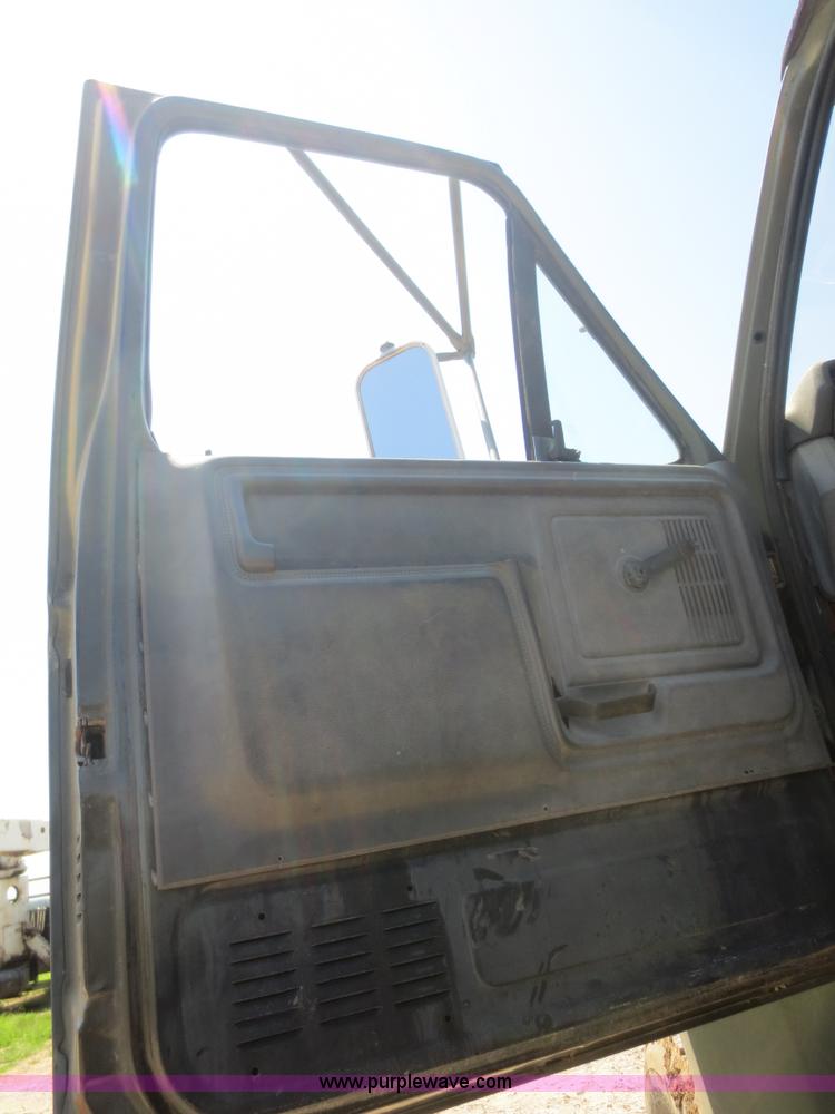 image for item B4742 1989 Ford F800 flatbed truck