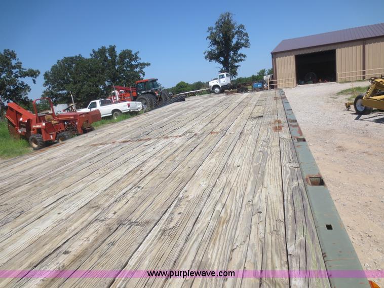 image for item B4742 1989 Ford F800 flatbed truck