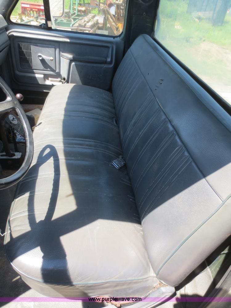 image for item B4742 1989 Ford F800 flatbed truck