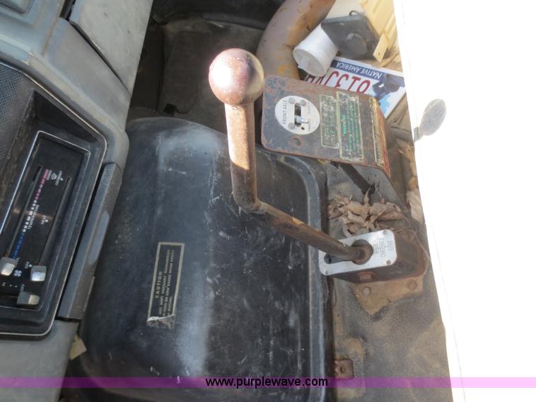 image for item B4742 1989 Ford F800 flatbed truck