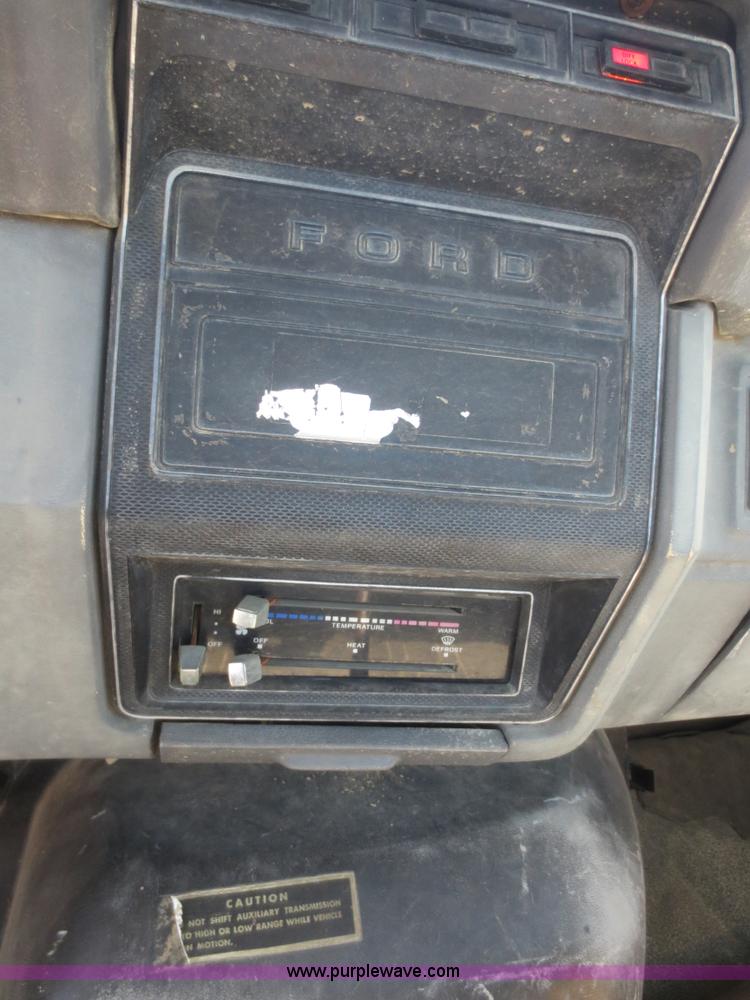 image for item B4742 1989 Ford F800 flatbed truck