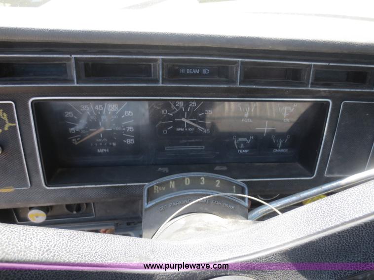 image for item B4742 1989 Ford F800 flatbed truck