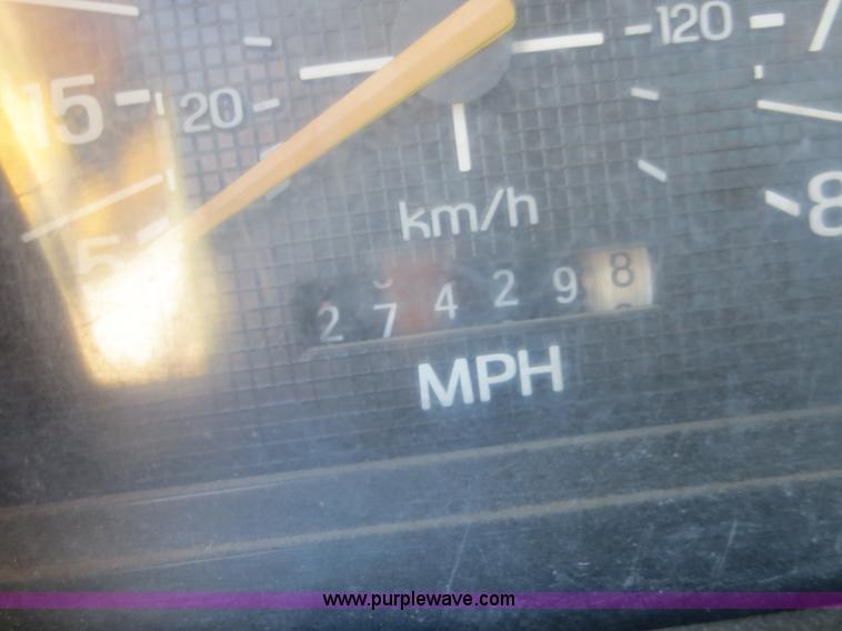 image for item B4742 1989 Ford F800 flatbed truck