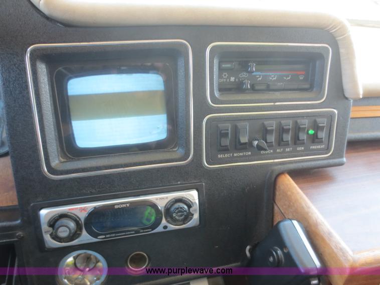 image for item D2122 1992 Foretravel U4300 Silver Edition RV