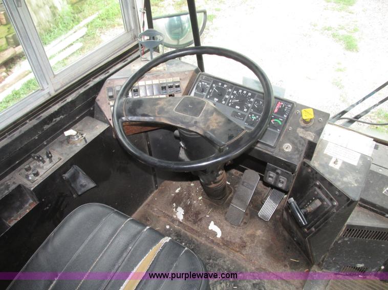 image for item F7492 1996 International 9800 Bus