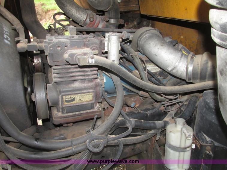 image for item F7492 1996 International 9800 Bus