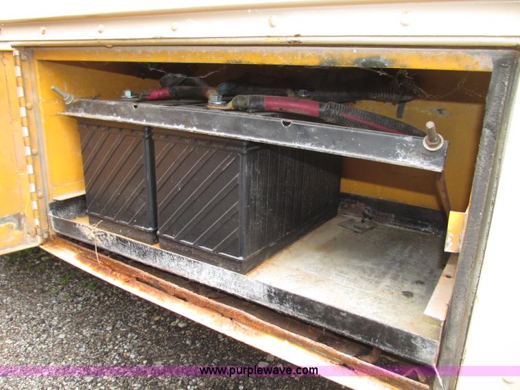 image for item F7492 1996 International 9800 Bus