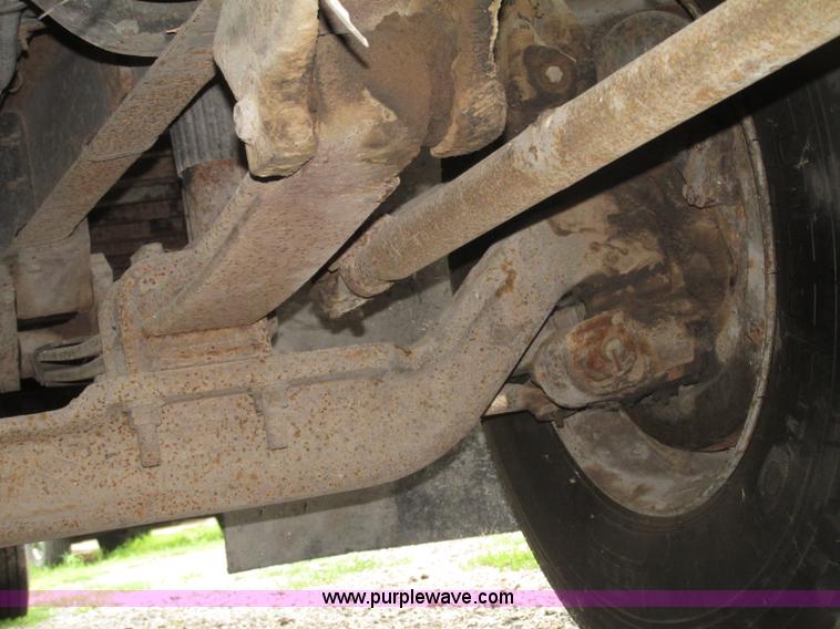 image for item F7492 1996 International 9800 Bus