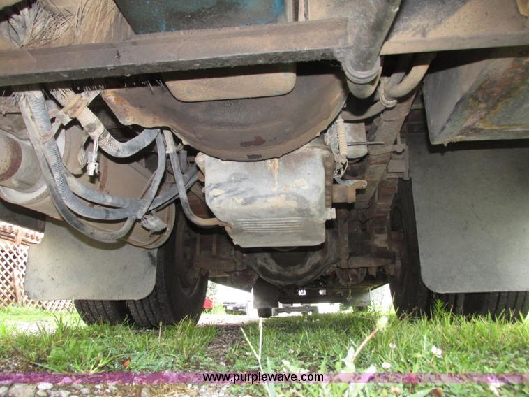 image for item F7492 1996 International 9800 Bus