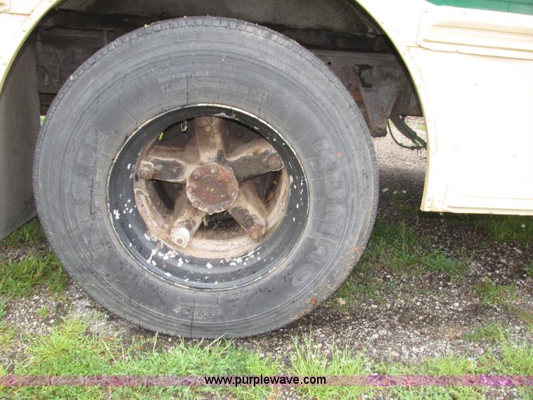 image for item F7492 1996 International 9800 Bus