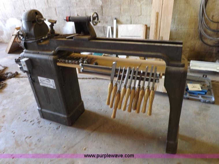 image for item H9195 Assorted wood working equipment