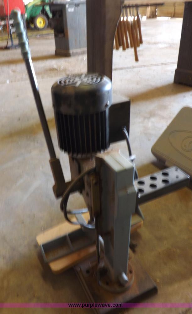 image for item H9195 Assorted wood working equipment