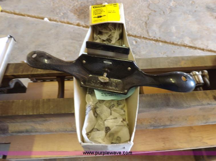 image for item H9195 Assorted wood working equipment