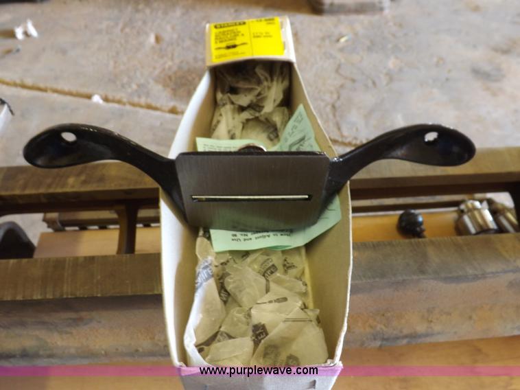 image for item H9195 Assorted wood working equipment