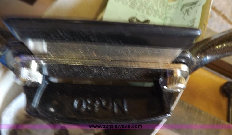 image for item H9195 Assorted wood working equipment