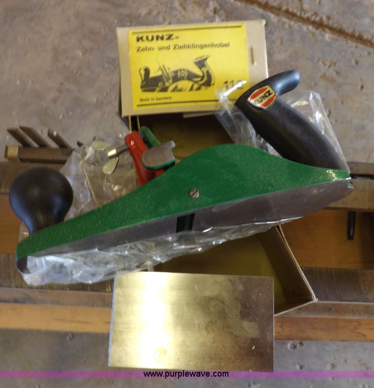 image for item H9195 Assorted wood working equipment