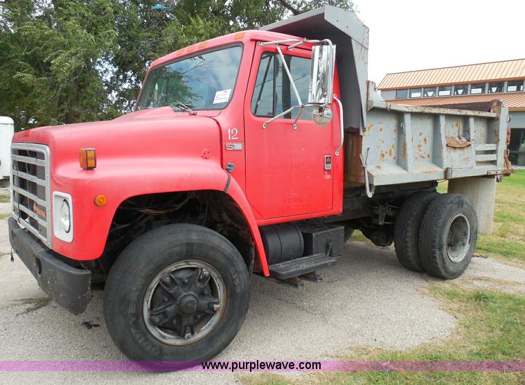 image for item I3418 1988 International S1600 dump truck